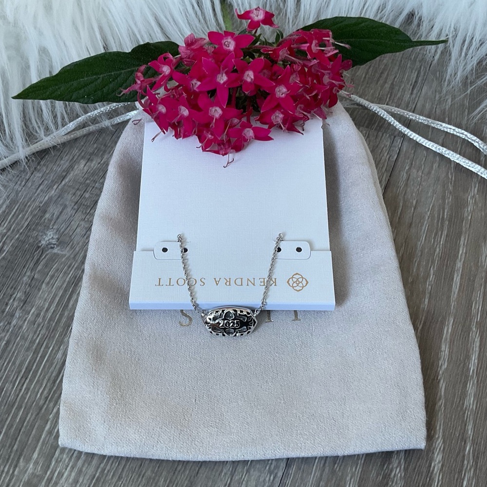✨KENDRA SCOTT Elisa 2025 Silver Collector’s Edition Short Pendant Necklace